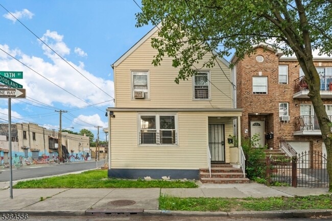 property at 718 S 13th St