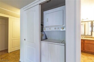2100 Jetty Rock Dr, Unit 104 in Las Vegas, NV - Building Photo - Building Photo