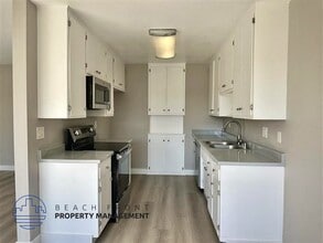 2215 Nelson Ave. in Redondo Beach, CA - Foto de edificio - Building Photo