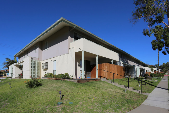 Lakewood Villa Townhomes in San Diego, CA - Building Photo - Building Photo