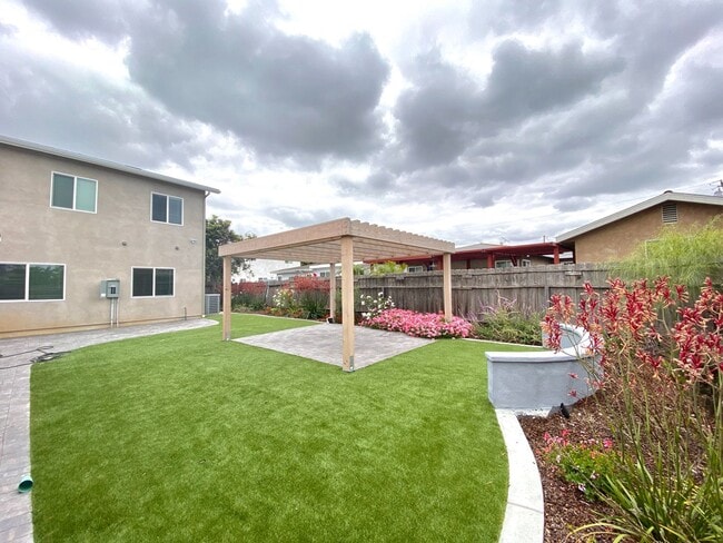 5121-5123 E Falls View Dr in San Diego, CA - Building Photo - Building Photo
