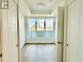 2525 Bathurst St in Toronto, ON - Building Photo