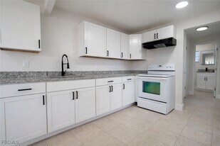 704 Karlov St in Ft. Myers, FL - Building Photo