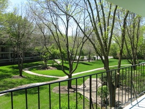 10531 Cedar Lake Rd, Unit 312 in Hopkins, MN - Foto de edificio - Building Photo