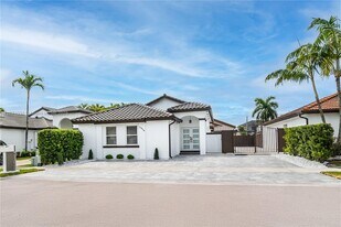 13026 NW 9th St in Miami, FL - Building Photo