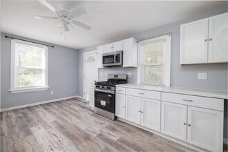 27 Wood St in Seymour, CT - Building Photo - Building Photo