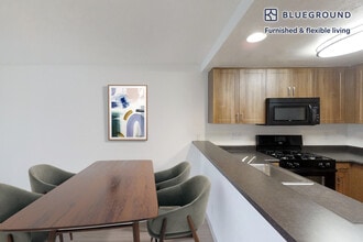 111 Via Serena in Rancho Santa Margarita, CA - Foto de edificio - Building Photo
