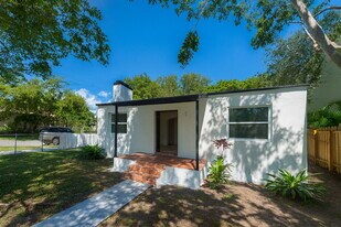 445 NW 44th St in Miami, FL - Building Photo