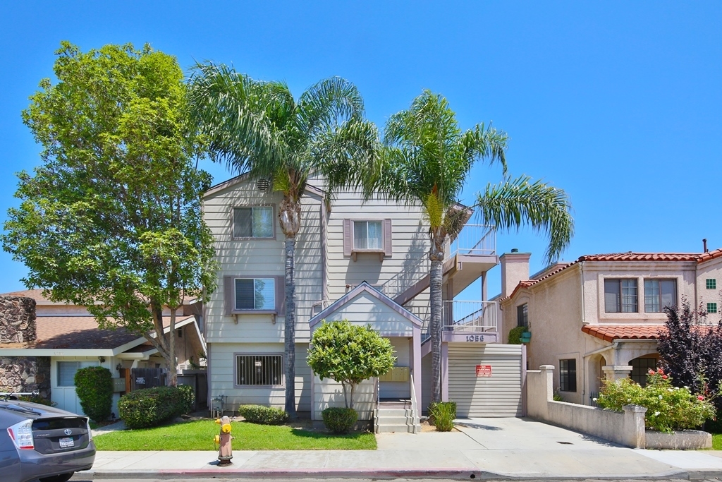 1054 Belmont Ave in Long Beach, CA - Building Photo