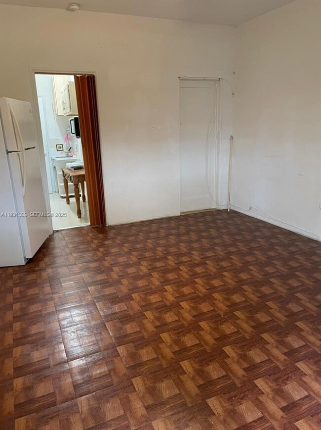 6830 Harding Ave in Miami Beach, FL - Foto de edificio - Building Photo