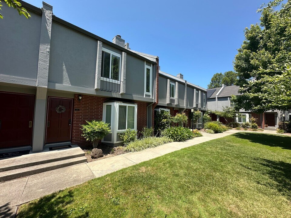 18 Sierra Ln in Walnut Creek, CA - Building Photo