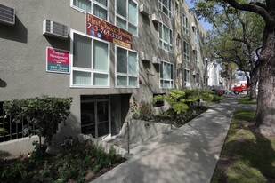 D69--2611 S. Portland Street in Los Angeles, CA - Building Photo