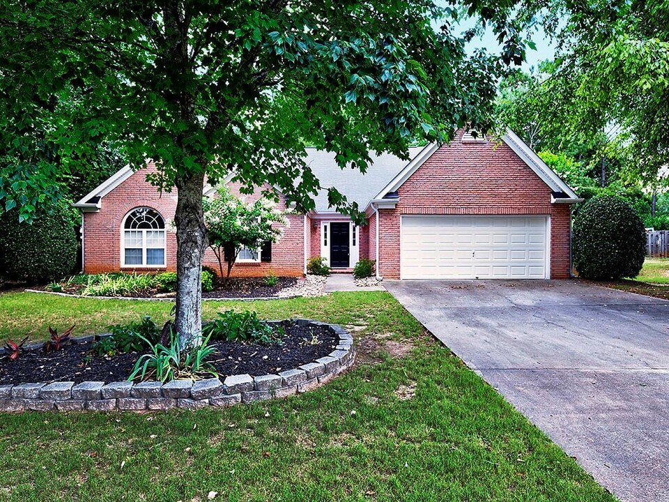 570 Olde Lauren Ct in Alpharetta, GA - Building Photo