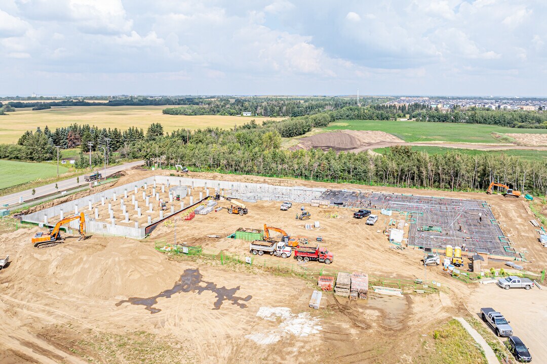 Rosenthal Flats in Edmonton, AB - Building Photo