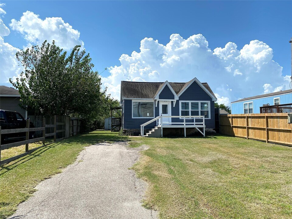 2371 Broadway St in Dickinson, TX - Building Photo