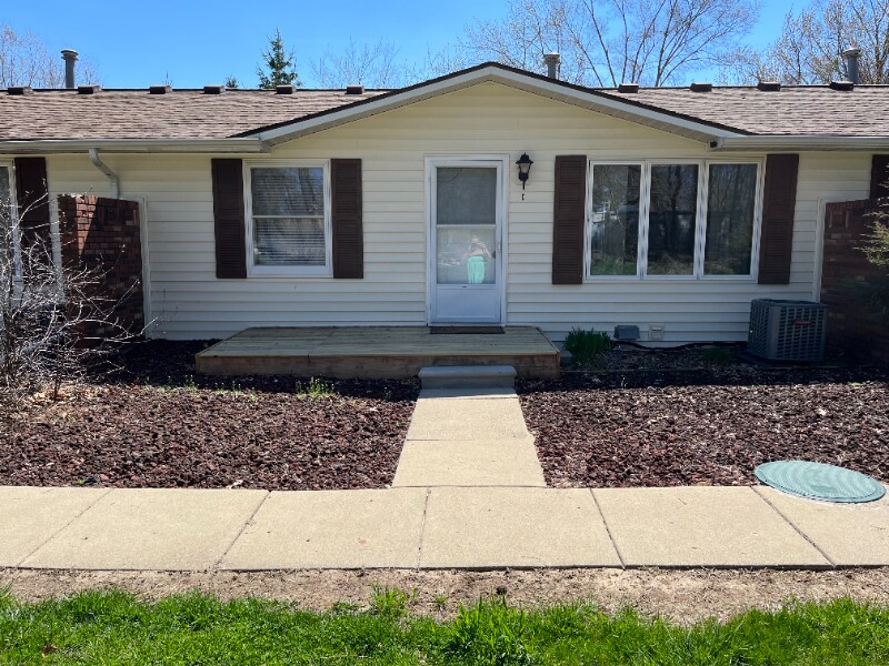 1583 Highland Park Dr in Highland Township, MI - Building Photo