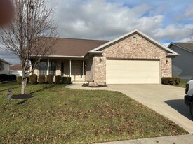 2439 Meadowpoint Dr in Troy, OH - Building Photo