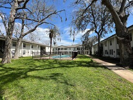 500 Willow Dr in Lake Jackson, TX - Building Photo