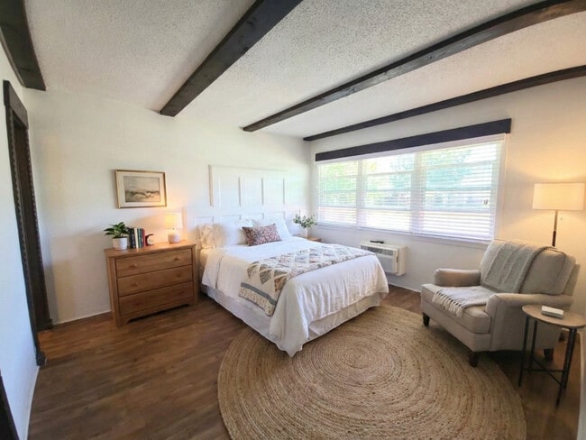 2021 W Olive Ave in Burbank, CA - Foto de edificio - Building Photo