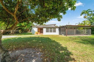 10621 SW 111th St in Miami, FL - Foto de edificio - Building Photo