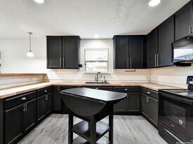 7711 Stable View in San Antonio, TX - Building Photo