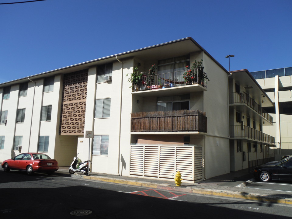 Iolani Banyan in Honolulu, HI - Building Photo