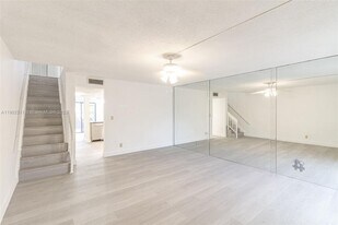 5209 SW 40th Ave, Unit TOWNHOUSE in Fort Lauderdale, FL - Building Photo