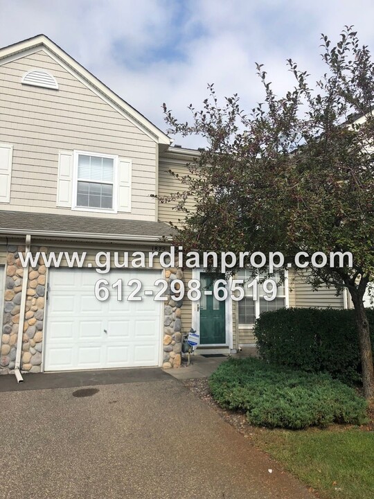 1875 Bluestem Ln in Shoreview, MN - Building Photo