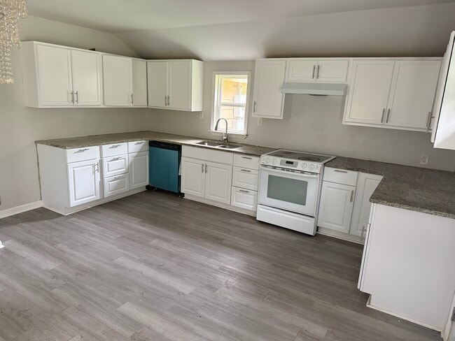 property at 3115 Parkwood Rd