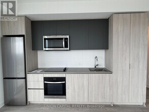 5858 Yonge St in Toronto, ON - Building Photo - Building Photo