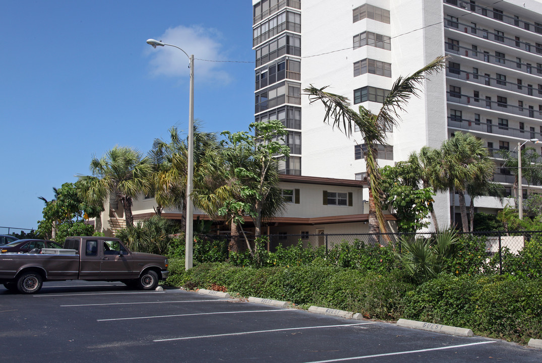 Sandcastle Apartments in St. Petersburg, FL - Building Photo