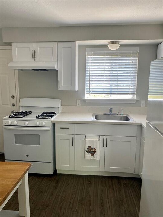 400 Swanee Dr in Austin, TX - Building Photo