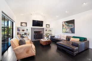 1811 Hillview Pl in St Helena, CA - Building Photo