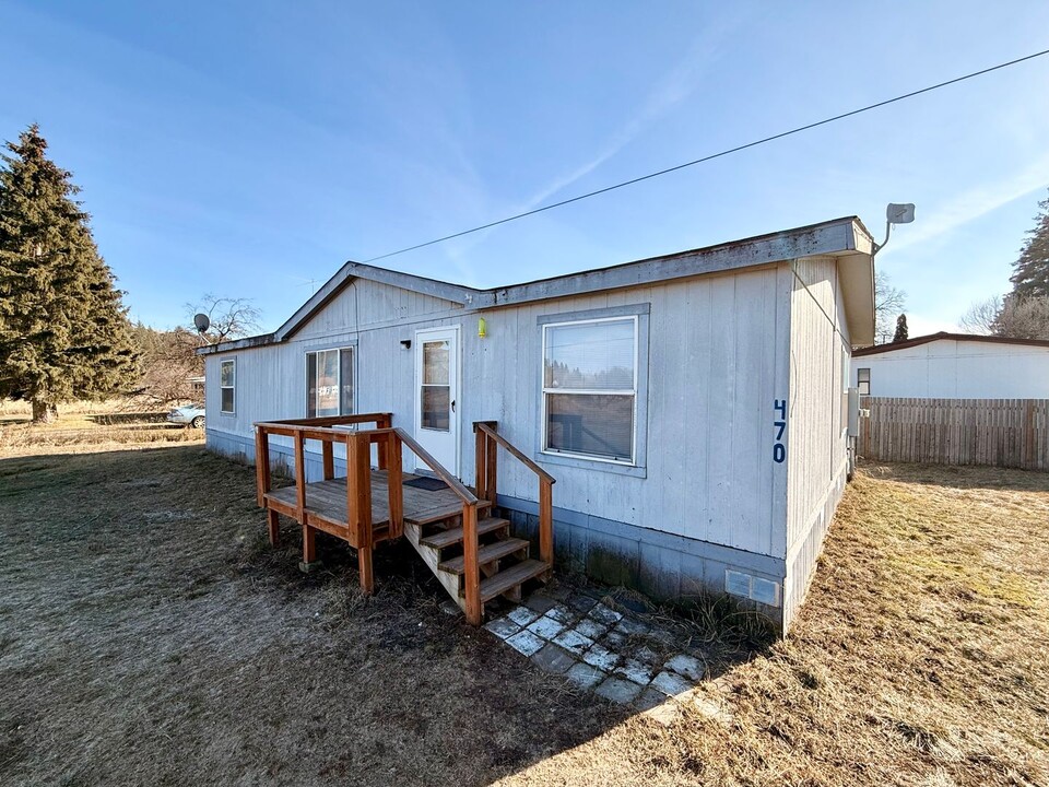 470 Cedar St in Elgin, OR - Building Photo