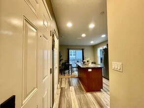 11921 SE Ash St in Portland, OR - Building Photo - Building Photo