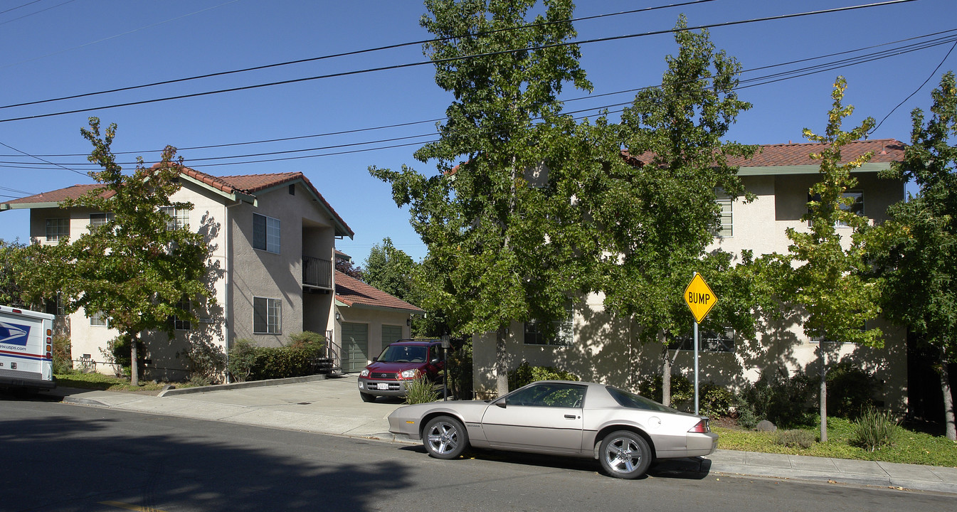 1030-1040 E St in Hayward, CA - Building Photo