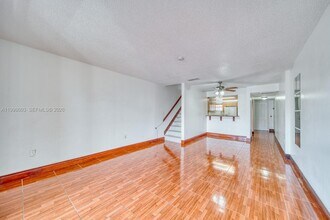 840 SW 105th Ave, Unit 318 in Miami, FL - Foto de edificio - Building Photo