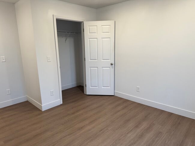 Sunrise Suites Apartments in Bedford, IN - Foto de edificio - Building Photo