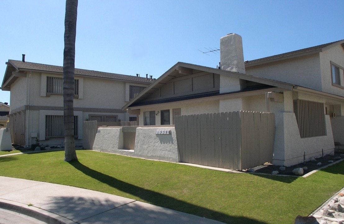 18311 Patterson Ln in Huntington Beach, CA - Foto de edificio
