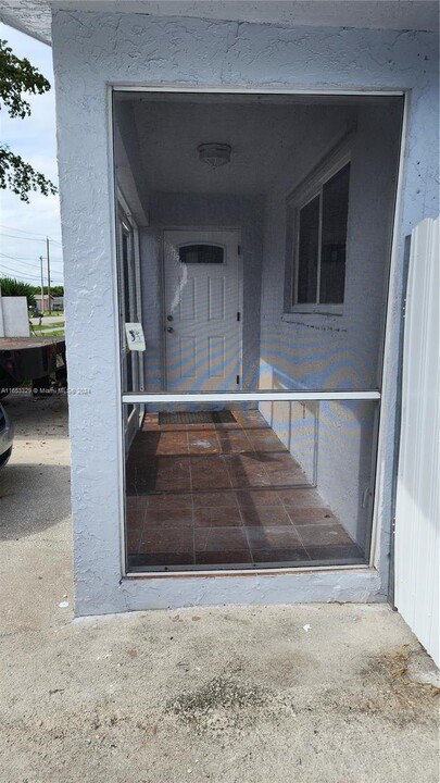 5021 SW 18th St in West Park, FL - Building Photo