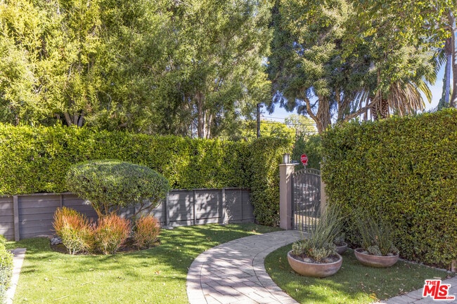 735 Westmount Dr in West Hollywood, CA - Building Photo - Building Photo