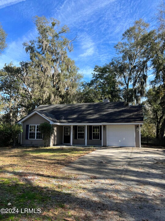 552 Sams Point Rd in Beaufort, SC - Building Photo