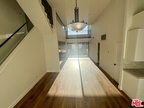 390 S Sepulveda Blvd in Los Angeles, CA - Foto de edificio - Building Photo