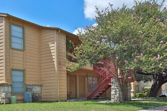 University Cove Apartments in San Antonio, TX - Foto de edificio - Building Photo