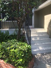 17975 Boris Dr in Encino, CA - Foto de edificio - Building Photo