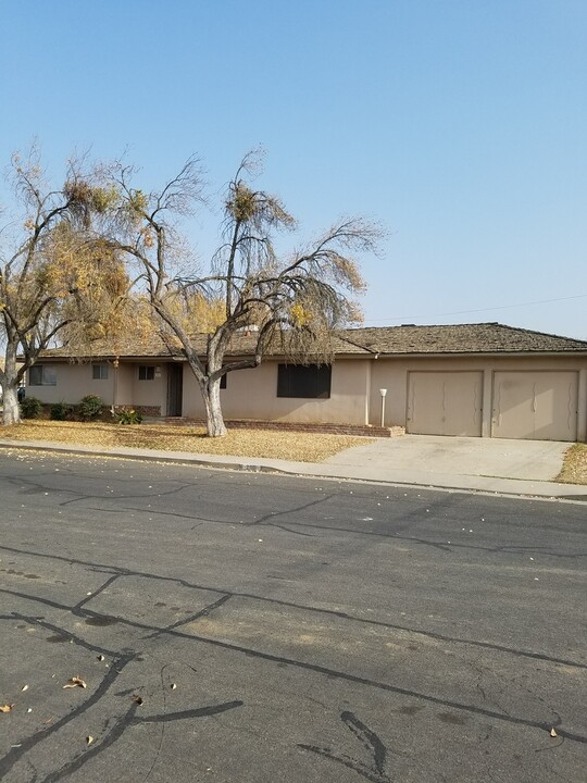 290 N Roberts Pl in Dinuba, CA - Foto de edificio