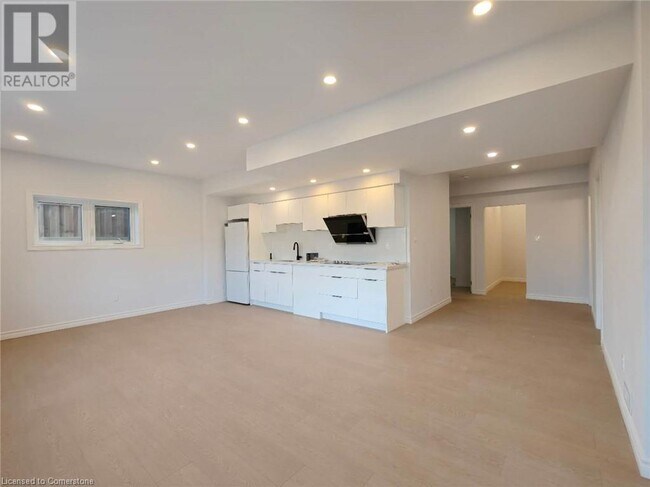 30 Falconridge Dr in Kitchener, ON - Building Photo - Building Photo