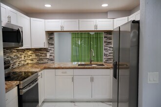 5266 Gate Lake Rd in Tamarac, FL - Building Photo - Building Photo