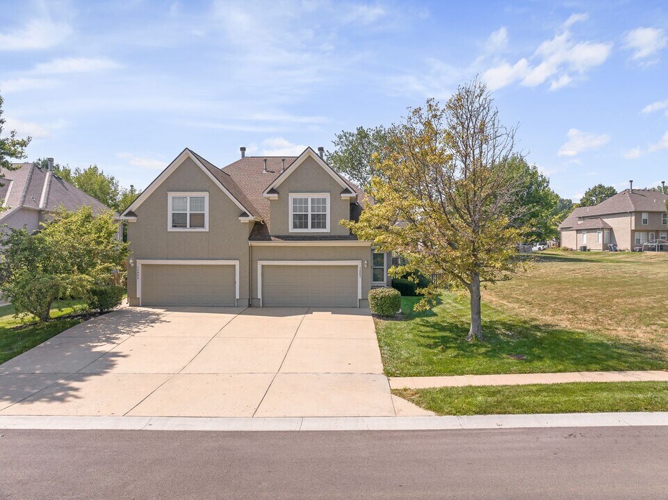 13862 S Hagan St in Olathe, KS - Building Photo