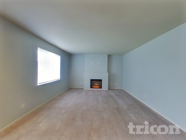 730 205th St Ct E in Spanaway, WA - Foto de edificio - Building Photo